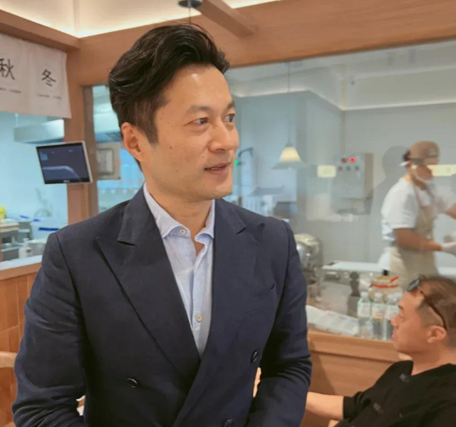 53岁仍未婚	，有北京户口却为母亲定居青岛，谭凯坦言从没后悔过