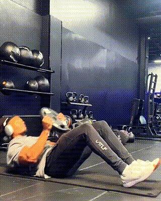 负重+自重腹肌训练	，每天坚持80次，虐出硬核腹肌！