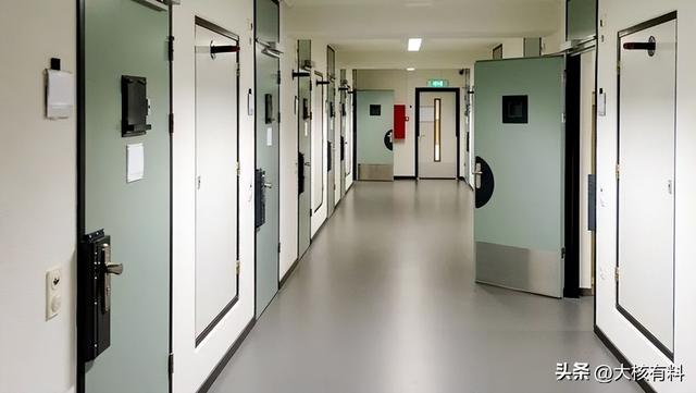 废弃王宫改造的监狱，单人牢房有电视咖啡，可以干兼职赚美元