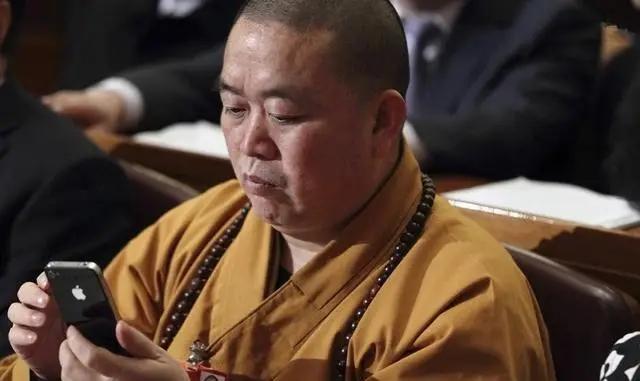 释永信家庭背景：大哥开武校，四弟已出家，母亲和二哥相依为命