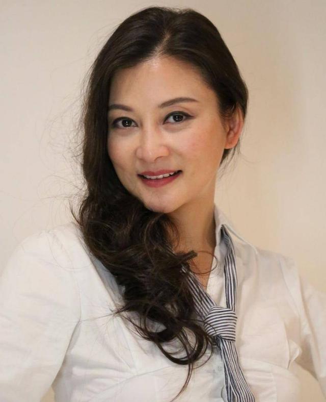 她15岁火遍全国，21岁就隐退？如今54岁的她身在何方？