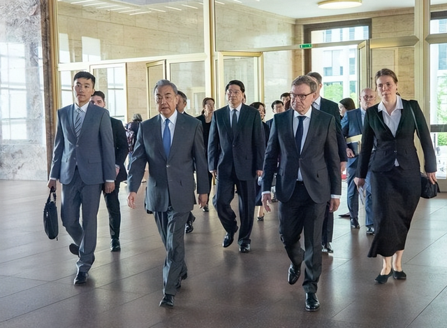 德国外长急电北京求和，王毅外长翻出旧账，一句话亮清对德红线