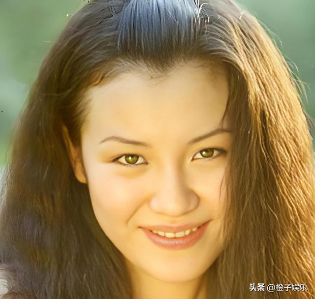 与四婚名导同居三年流产两次不结婚，转身下嫁穷小子，如今咋样？