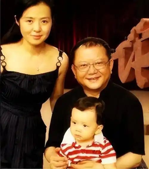 事实证明，被传卖掉上亿豪宅移民美国的王刚，已经走上另一条大道