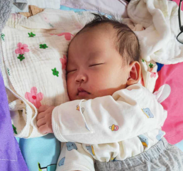 婴儿“口吐泡泡”什么原因？这3个信号，妈妈要清楚