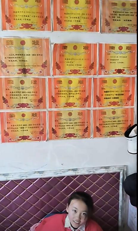 没钱还硬装？宁夏一笑成名拒绝百万签约的小女孩，现在成了这样