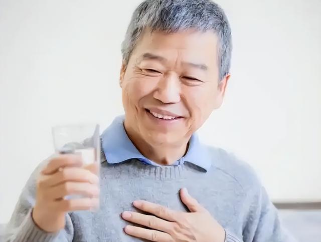 有没有脂肪肝，看吃饭就知？肝不好的人，吃饭后或会有这4种情况