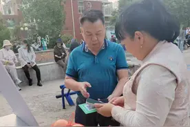 硒蛋进社区 居民免费吃图片