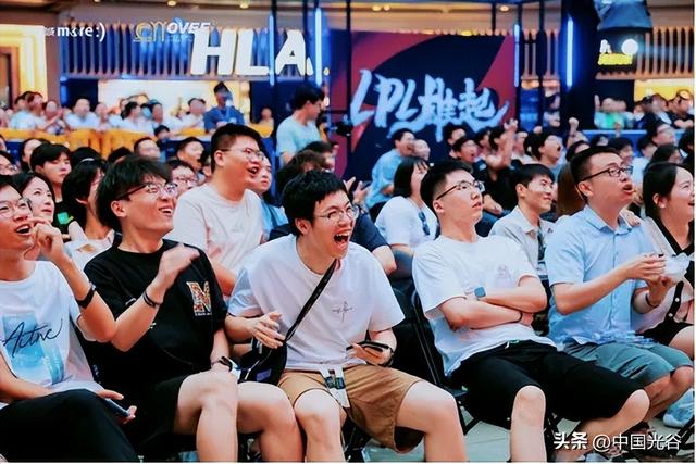 开学季光谷送上大礼包：大学新生免费坐空轨、优惠看武网，还有特色市集、美食福利、数码折扣……包开心的！