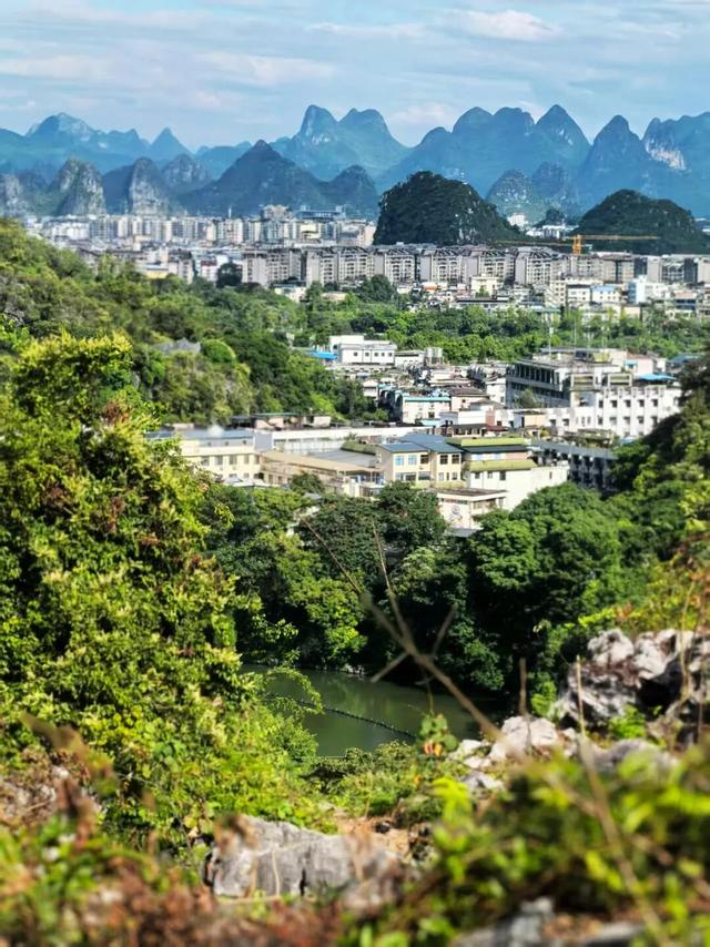 桂林：登峰尽赏满城秋！