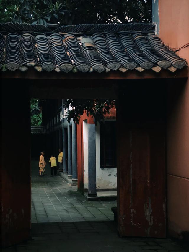 比人民公园巴适!5元素斋管饱、10元茶喝一天,公交直达宝藏古寺