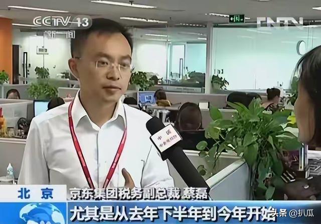 蔡磊传出好消息！终于能下楼溜达，见到儿子笑了，爷俩靠镜子交流