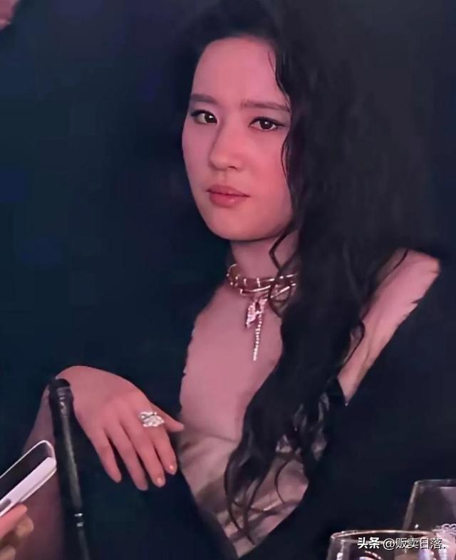 刘亦菲喝醉酒微醺，发现自己被偷拍后，眼神刀人 美人嗔怒具象化了