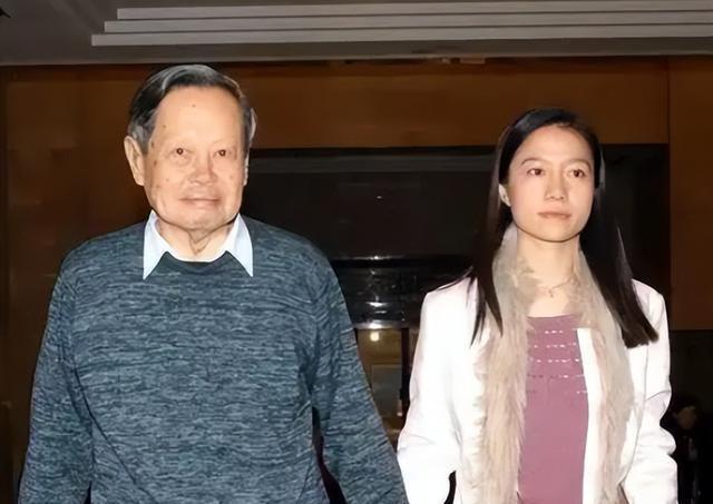 翁帆也没想到，丈夫杨振宁去世后，竟因生前一个举动再次口碑暴涨