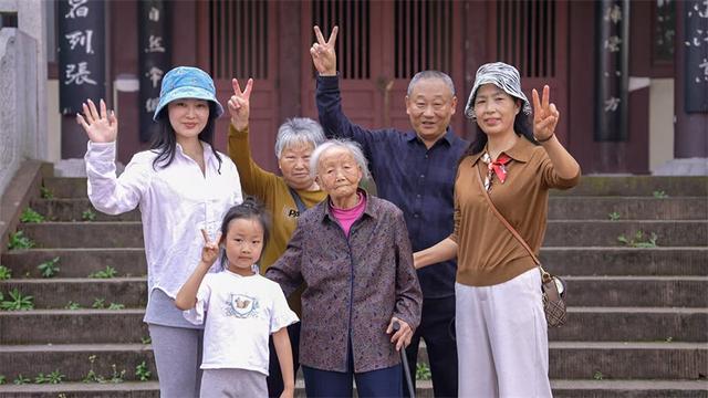 百岁老人携全家登高祈福 四川彭山：三月三朝山节演绎“寿乡”温情