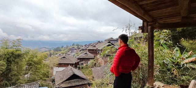 到贵州岜沙苗寨去看油菜花