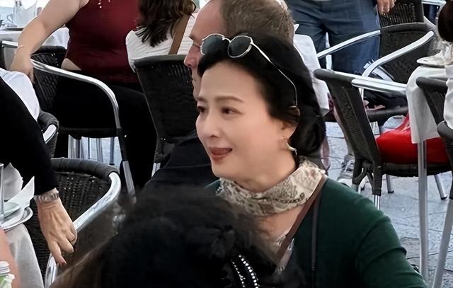 刘亦菲母亲刘晓莉：今66岁仍单身，身材傲人，长得比女儿还漂亮