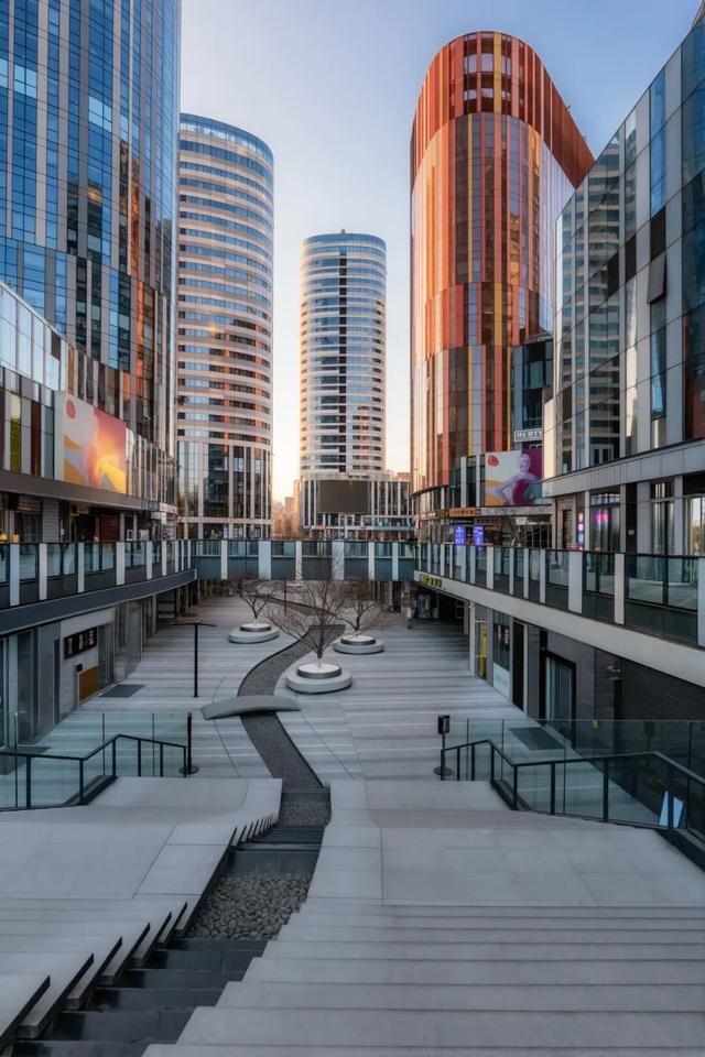 北京速度变慢？三里屯街头换脸，市民遛弯成热潮，漫步时代来临