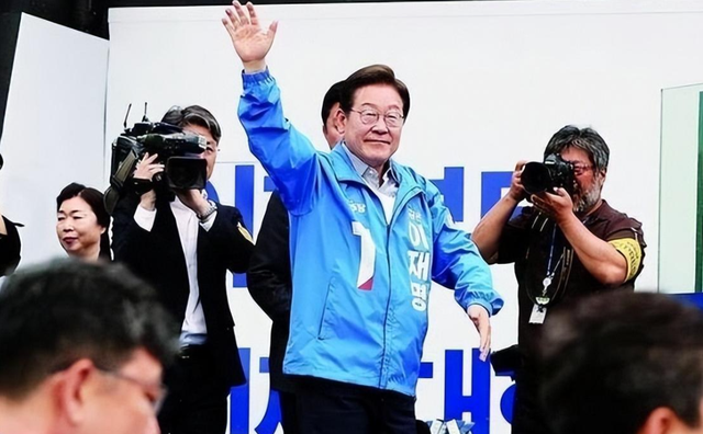 出大事了	，日首相月底或换人，高市投靠李在明，二人要来这里密谈