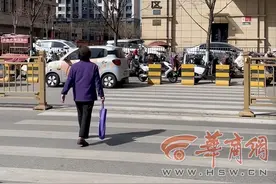 西安一75岁老太领免费鸡蛋个人信息泄露还被起诉，律师分析图片