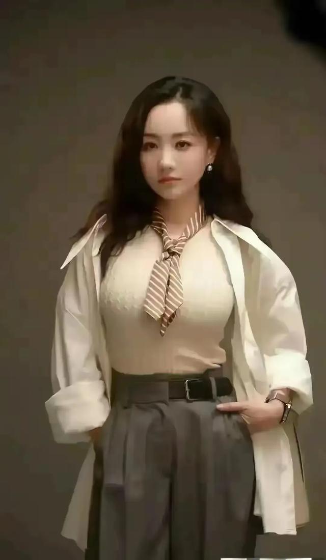 杨蓉这胸是真的吗？跟两个足球一样了，真的非常好看了