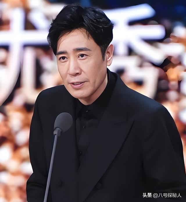 3岁丧父，吃姐姐奶水长大，成名后为8个哥姐买房，如今成全家骄傲
