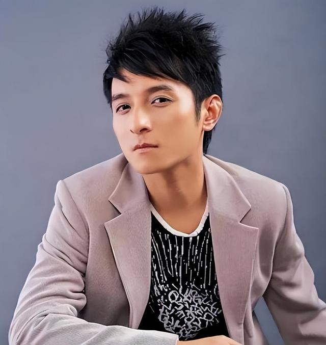 从主持人到"精神病"，49岁无妻无子的李维嘉，给不婚人士提了个醒