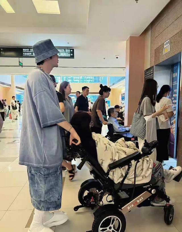 钟丽缇女儿住院做膝盖手术，盖被都是奢侈品，全家出动照顾好温馨