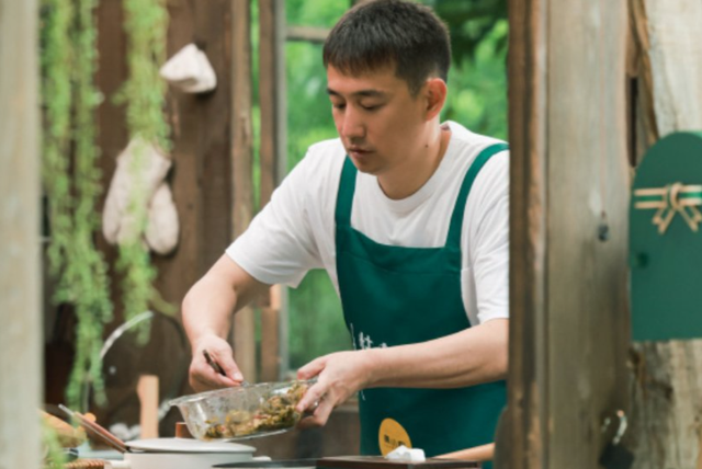 55岁黄磊还能活多久？睡前戴呼吸机，每天一把药，曾被曝有心脏病