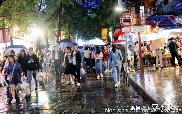 秋雨中的“西安回民街”街市（“陕西之旅”之六）