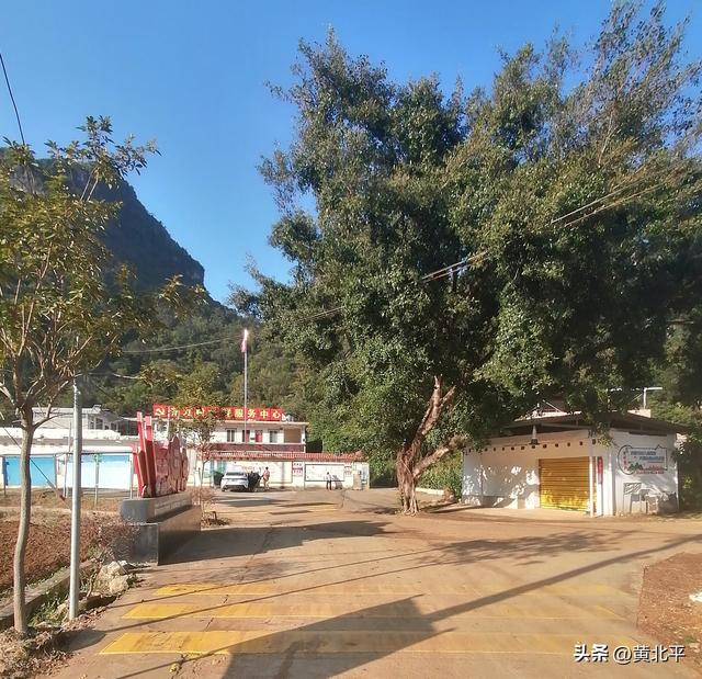 广西南宁市武鸣与隆安交界的小山村，民国时期曾为归属权而械斗