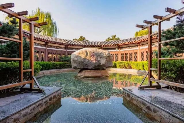 降温天的终极浪漫，是泡进一池温泉里