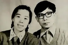 1990年，张桂梅和丈夫的合影，6年后去世，悲痛不已！图片