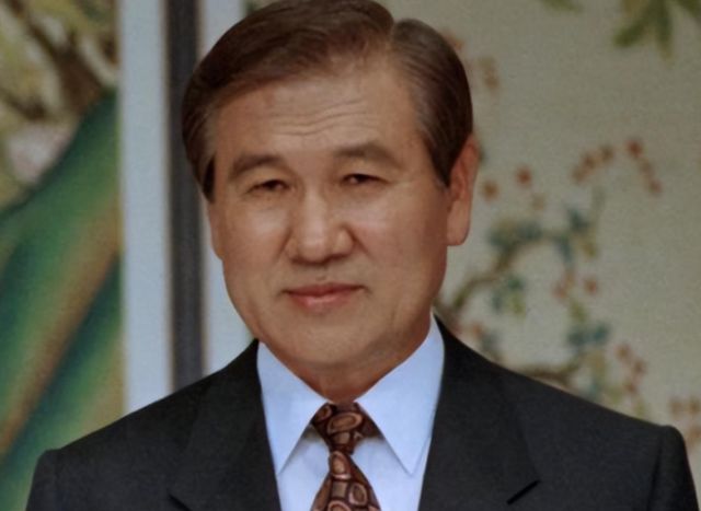 阅兵前夕，中方罕见祭扫韩国前总统墓地，李在明为何突然强烈反应？背后原因令人深思