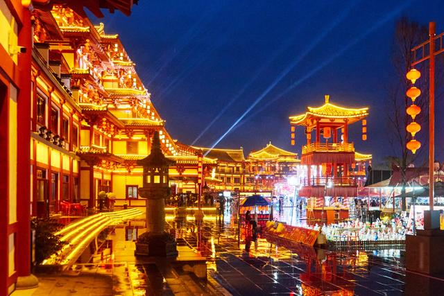 延边有一座渤海古镇，夜色下仿佛穿越时空，重现大唐渤海国的盛世