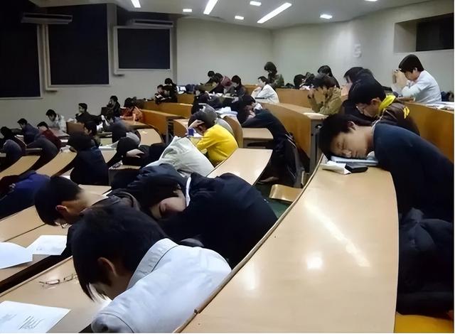 大学生就业真的难吗？人民日报曾怒批大学生：你不失业，天理难容