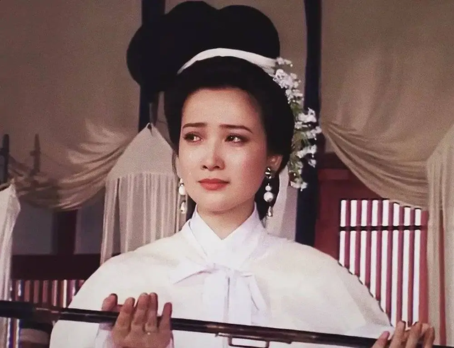 何晴葬礼举行！儿子手捧骨灰，遗像曝光惹泪目，廖京生现身送别