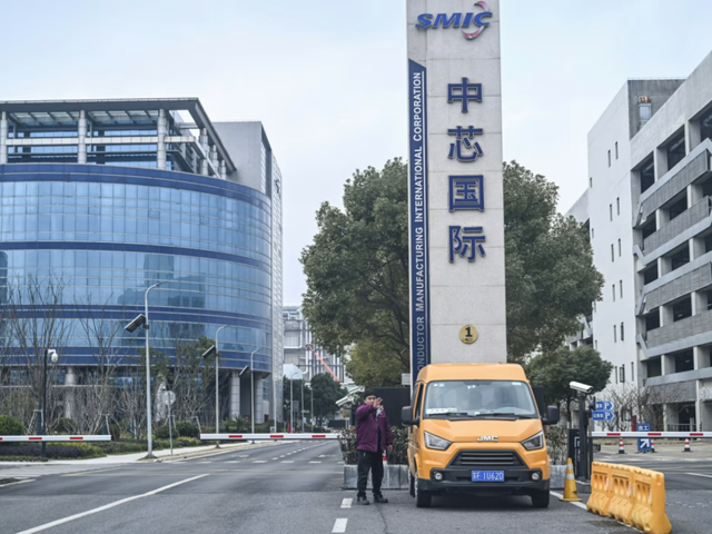 博主：英特尔CEO陈立武站在断层间