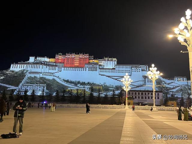 水均益泉州给女儿带娃	，与前妻18年后再同框，主动搭话对方却不理