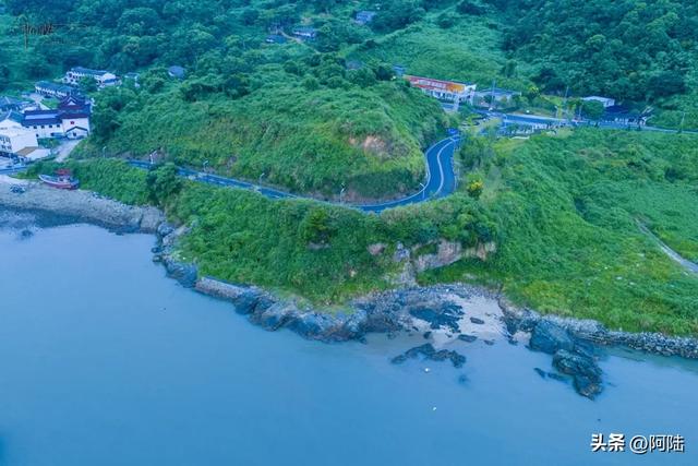 东海岸1号公路的起点是崇家岙，抵达前需要穿过一桥一洞