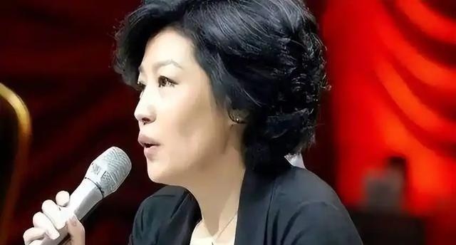 演都不演了？李咏美国下葬7年后	，妻子哈文还是走上了姜昆的老路