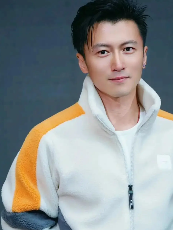 谢霆锋也没想到，张柏芝会因阅兵当天的一特殊举动，实现口碑暴增