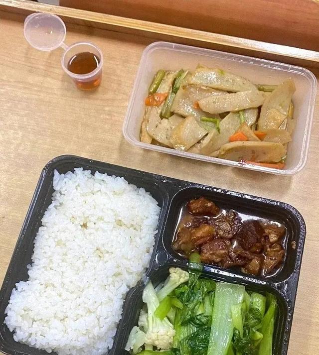 北京下了硬命令，2027年底前，所有中小学必须告别“校外供餐”