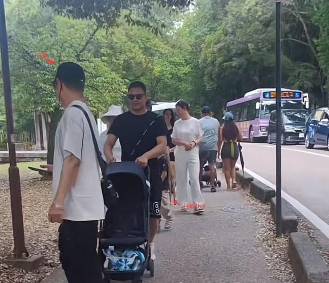 时隔一月，汪峰再陷“牵手门”，一张照片证明了森林北的真实地位
