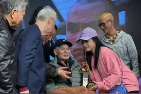 69岁刘家辉获颁贡献大奖，坐轮椅来领奖气色红润，见到老友好激动图片