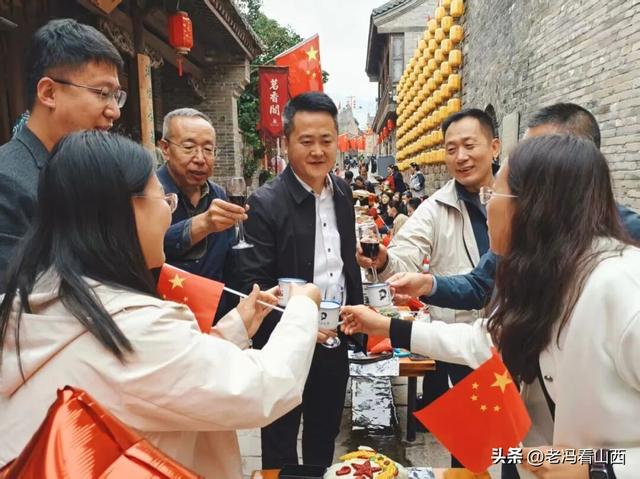 山西介休 张壁古堡，红了！