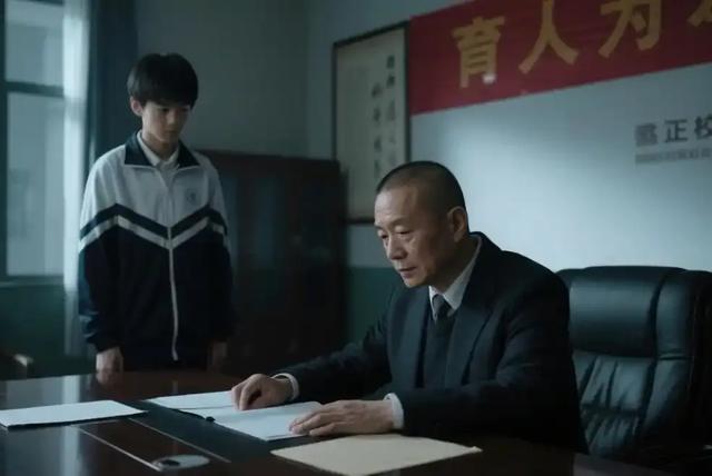 广场舞大妈霸占篮球场，孩子求让被骂哭，校长：断电关灯一个别跳