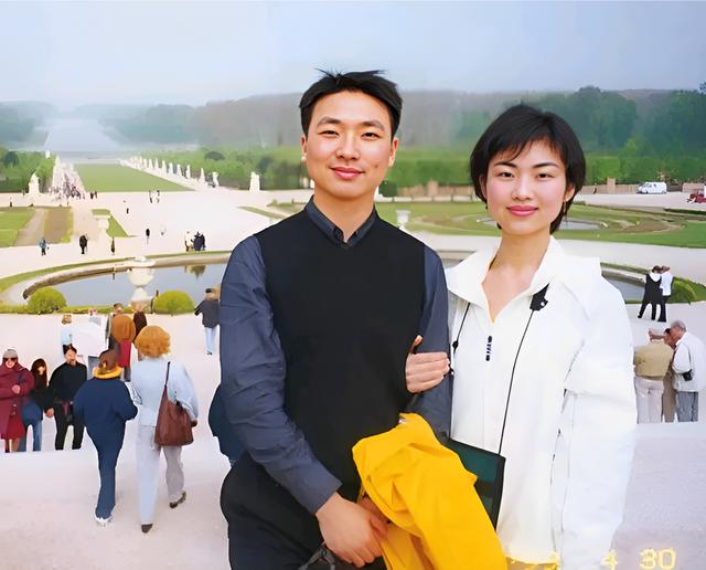 事实证明，54岁“丁克”了半辈子的康辉，早已走上了另一条大道