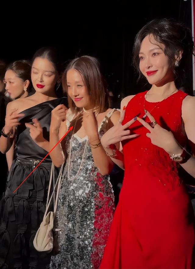 上海这夜成“见光死”现场，高清镜头暴露真颜，马伊琍丑得没眼看