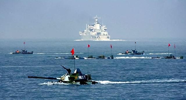 董军在人民大会堂表态后，特朗普对台湾下重手，统一或提前到来